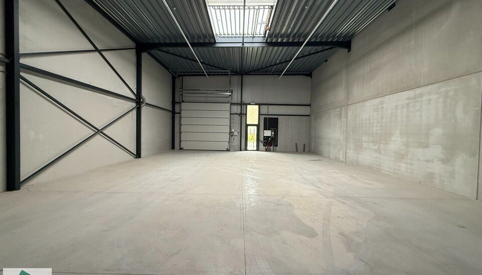 216m² magazijn te huur met 2 parkeerplaatsen op strategisch ligging ten zuiden van Brussel/Halle en ten noorden van Saintes/Tubize, met uitstekende bereikbaarheid via de E429 en de Ring van Brussel.

De loods heeft een vrije hoogte van 6 meter en is gebo