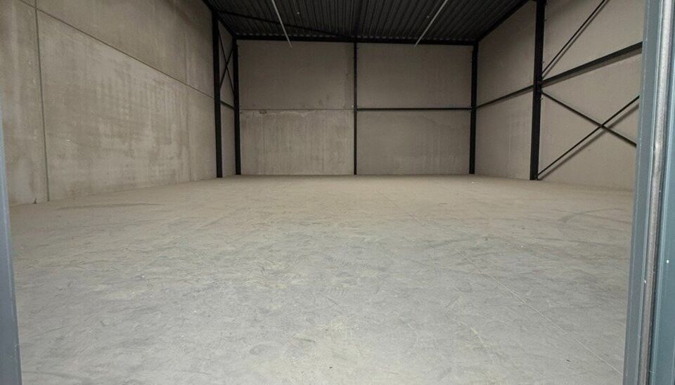 216m² magazijn te huur met 2 parkeerplaatsen op strategisch ligging ten zuiden van Brussel/Halle en ten noorden van Saintes/Tubize, met uitstekende bereikbaarheid via de E429 en de Ring van Brussel.

De loods heeft een vrije hoogte van 6 meter en is gebo