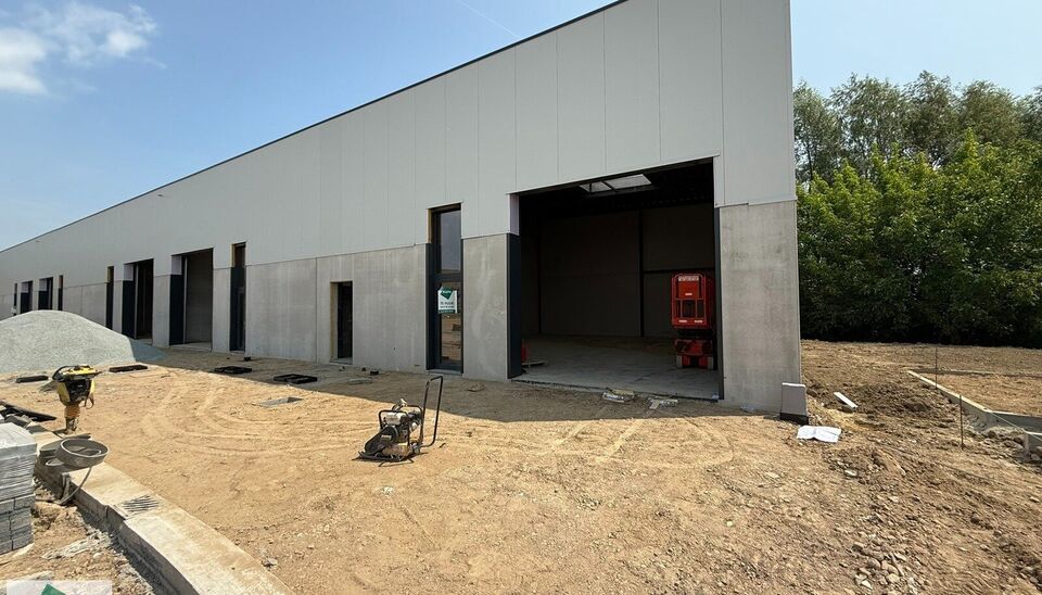168m² magazijn te huur met 2 parkeerplaatsen op strategisch ligging ten zuiden van Brussel/Halle en ten noorden van Saintes/Tubize, met uitstekende bereikbaarheid via de E429 en de Ring van Brussel.

De loods heeft een vrije hoogte van 6 meter en is gebo