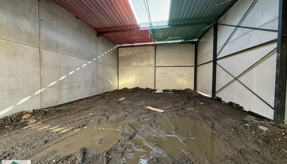 216m&sup2; magazijn te huur met 2 parkeerplaatsen op strategisch ligging ten zuiden van Brussel/Halle en ten noorden van Saintes/Tubize, met uitstekende bereikbaarheid via de E429 en de Ring van Brussel.

De loods heeft een vrije hoogte van 6 meter en is gebo