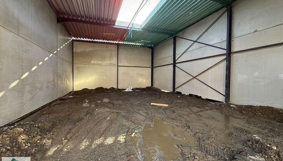 216m&sup2; magazijn te huur met 2 parkeerplaatsen op strategisch ligging ten zuiden van Brussel/Halle en ten noorden van Saintes/Tubize, met uitstekende bereikbaarheid via de E429 en de Ring van Brussel.

De loods heeft een vrije hoogte van 6 meter en is gebo