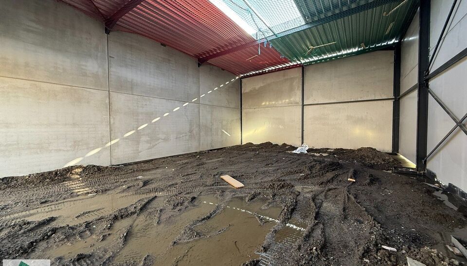 216m&sup2; magazijn te huur met 2 parkeerplaatsen op strategisch ligging ten zuiden van Brussel/Halle en ten noorden van Saintes/Tubize, met uitstekende bereikbaarheid via de E429 en de Ring van Brussel.

De loods heeft een vrije hoogte van 6 meter en is gebo