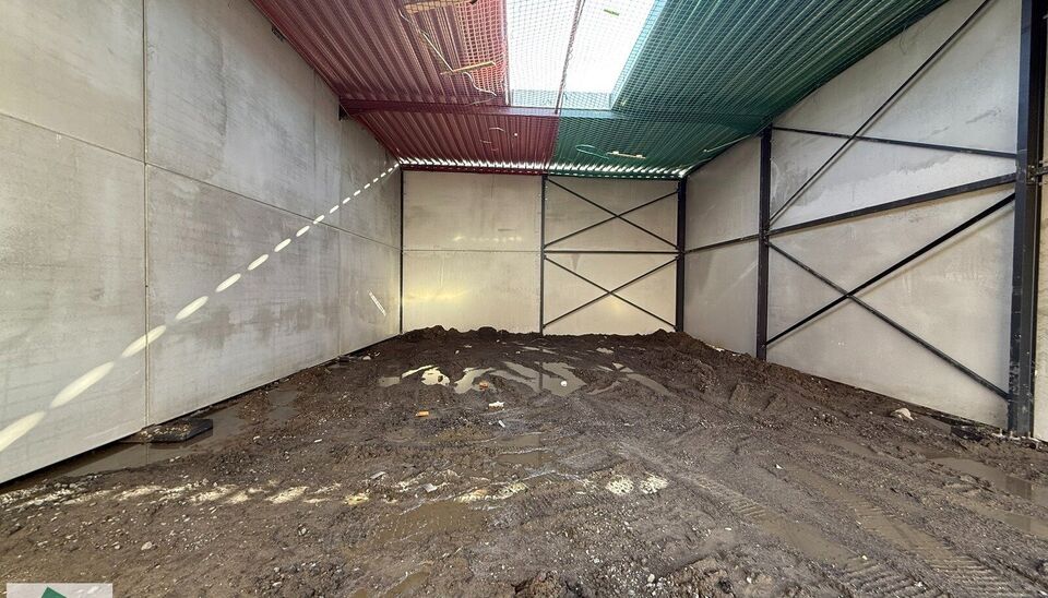 216m&sup2; magazijn te huur met 2 parkeerplaatsen op strategisch ligging ten zuiden van Brussel/Halle en ten noorden van Saintes/Tubize, met uitstekende bereikbaarheid via de E429 en de Ring van Brussel.

De loods heeft een vrije hoogte van 6 meter en is gebo