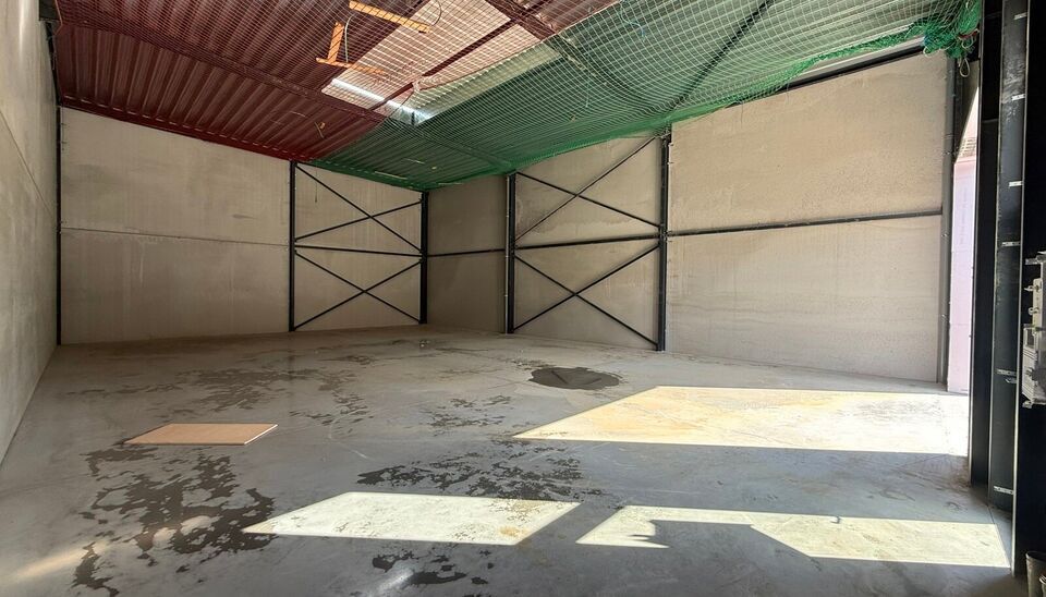 216m&sup2; magazijn te huur met 2 parkeerplaatsen op strategisch ligging ten zuiden van Brussel/Halle en ten noorden van Saintes/Tubize, met uitstekende bereikbaarheid via de E429 en de Ring van Brussel.

De loods heeft een vrije hoogte van 6 meter en is gebo