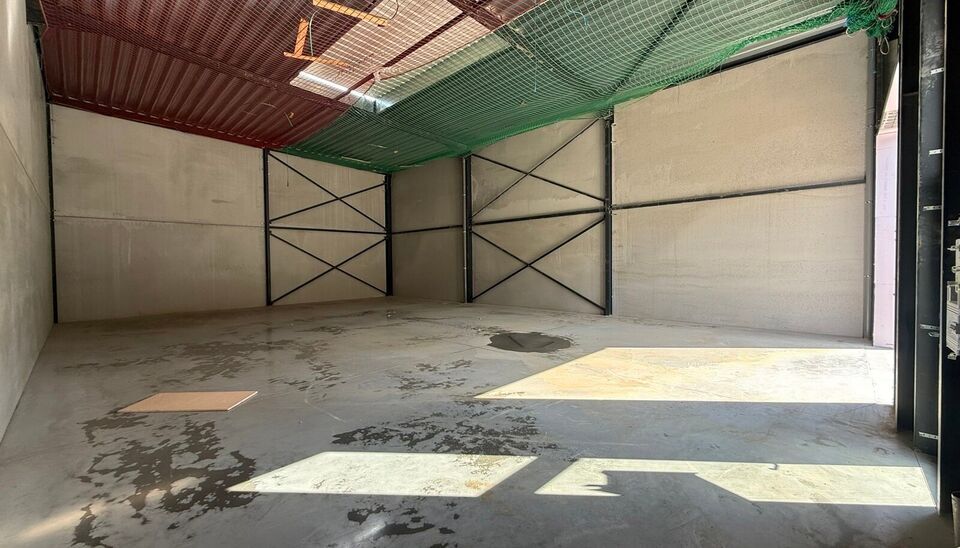 216m&sup2; magazijn te huur met 2 parkeerplaatsen op strategisch ligging ten zuiden van Brussel/Halle en ten noorden van Saintes/Tubize, met uitstekende bereikbaarheid via de E429 en de Ring van Brussel.

De loods heeft een vrije hoogte van 6 meter en is gebo