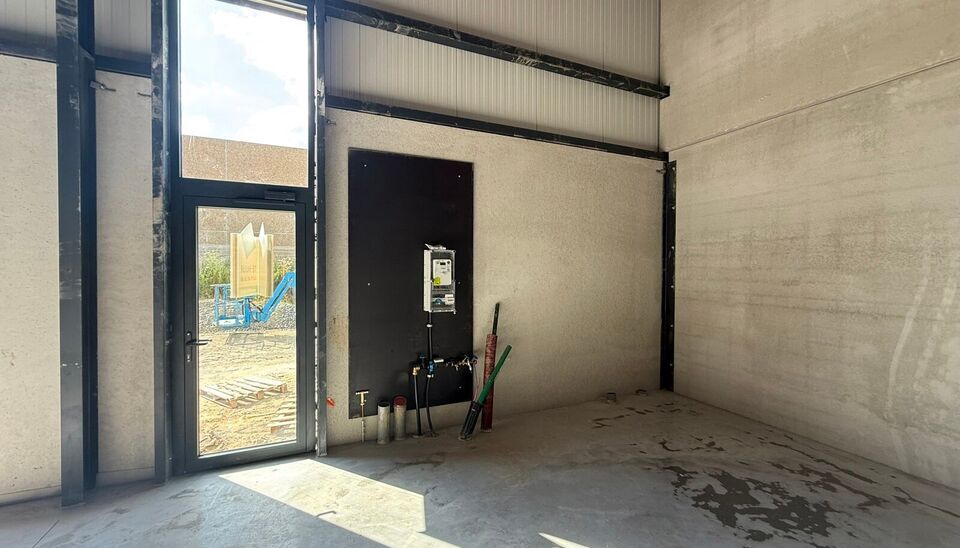 216m&sup2; magazijn te huur met 2 parkeerplaatsen op strategisch ligging ten zuiden van Brussel/Halle en ten noorden van Saintes/Tubize, met uitstekende bereikbaarheid via de E429 en de Ring van Brussel.

De loods heeft een vrije hoogte van 6 meter en is gebo