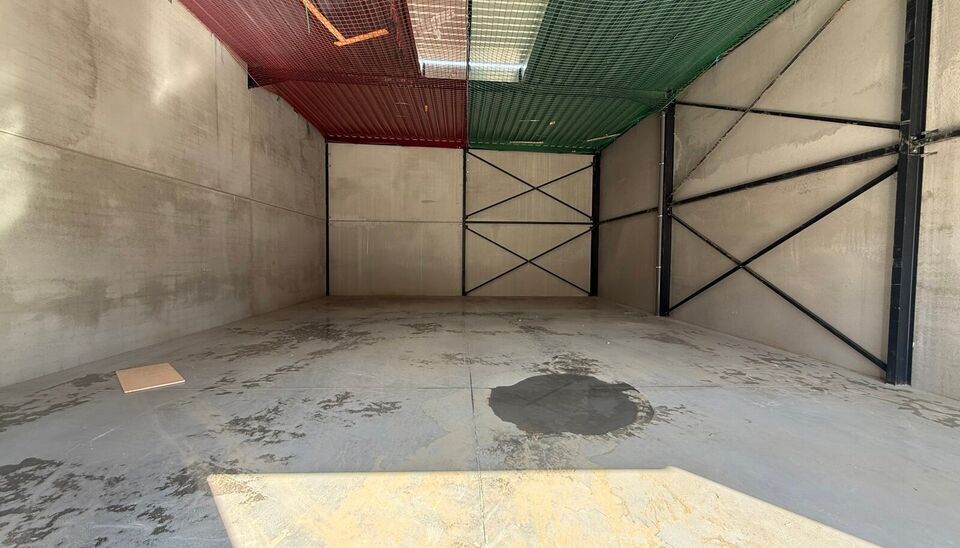 216m&sup2; magazijn te huur met 2 parkeerplaatsen op strategisch ligging ten zuiden van Brussel/Halle en ten noorden van Saintes/Tubize, met uitstekende bereikbaarheid via de E429 en de Ring van Brussel.

De loods heeft een vrije hoogte van 6 meter en is gebo