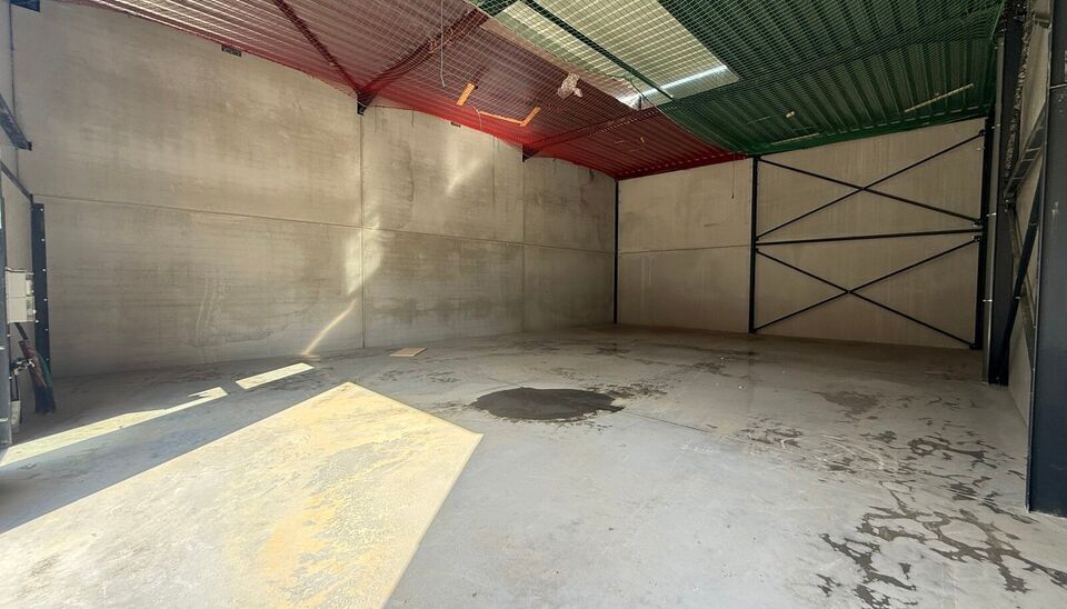 216m&sup2; magazijn te huur met 2 parkeerplaatsen op strategisch ligging ten zuiden van Brussel/Halle en ten noorden van Saintes/Tubize, met uitstekende bereikbaarheid via de E429 en de Ring van Brussel.

De loods heeft een vrije hoogte van 6 meter en is gebo