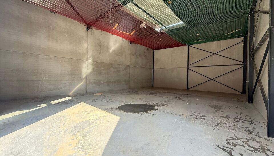 216m&sup2; magazijn te huur met 2 parkeerplaatsen op strategisch ligging ten zuiden van Brussel/Halle en ten noorden van Saintes/Tubize, met uitstekende bereikbaarheid via de E429 en de Ring van Brussel.

De loods heeft een vrije hoogte van 6 meter en is gebo