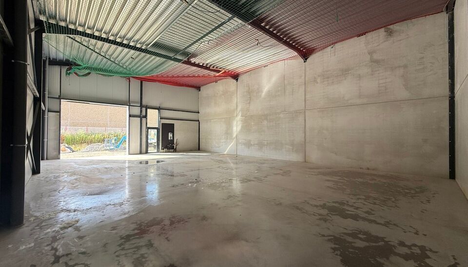 216m&sup2; magazijn te huur met 2 parkeerplaatsen op strategisch ligging ten zuiden van Brussel/Halle en ten noorden van Saintes/Tubize, met uitstekende bereikbaarheid via de E429 en de Ring van Brussel.

De loods heeft een vrije hoogte van 6 meter en is gebo