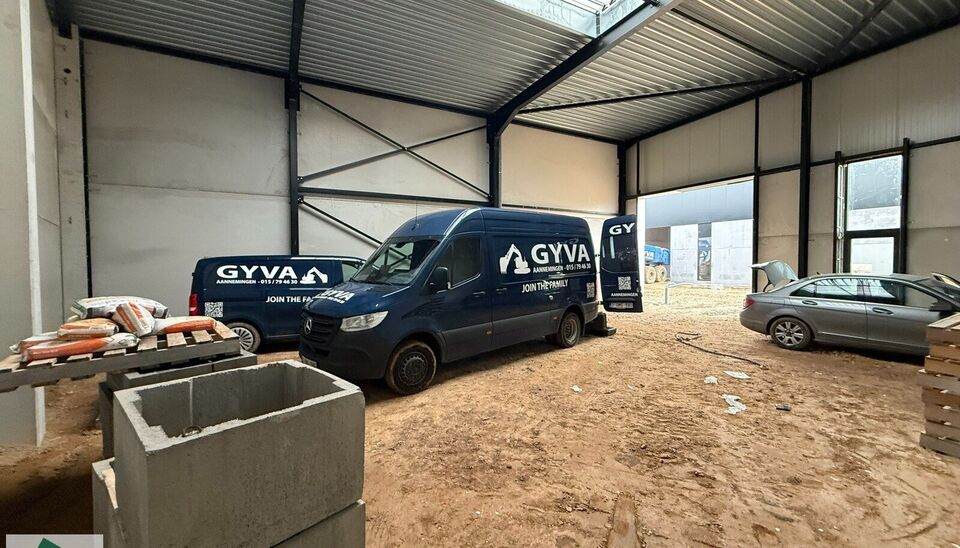 186m² casco magazijn met parking te huur in nieuw bedrijvenpark te Herzele. 
Deze KMO-loods is strategisch gelegen langs de Hoogstraat in Herzele, een vlot bereikbare locatie voor zowel lokale ondernemers als bedrijven die actief zijn in de ruimere regio