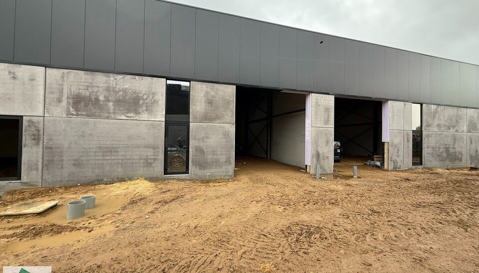 186m² casco magazijn met parking te huur in nieuw bedrijvenpark te Herzele. 
Deze KMO-loods is strategisch gelegen langs de Hoogstraat in Herzele, een vlot bereikbare locatie voor zowel lokale ondernemers als bedrijven die actief zijn in de ruimere regio