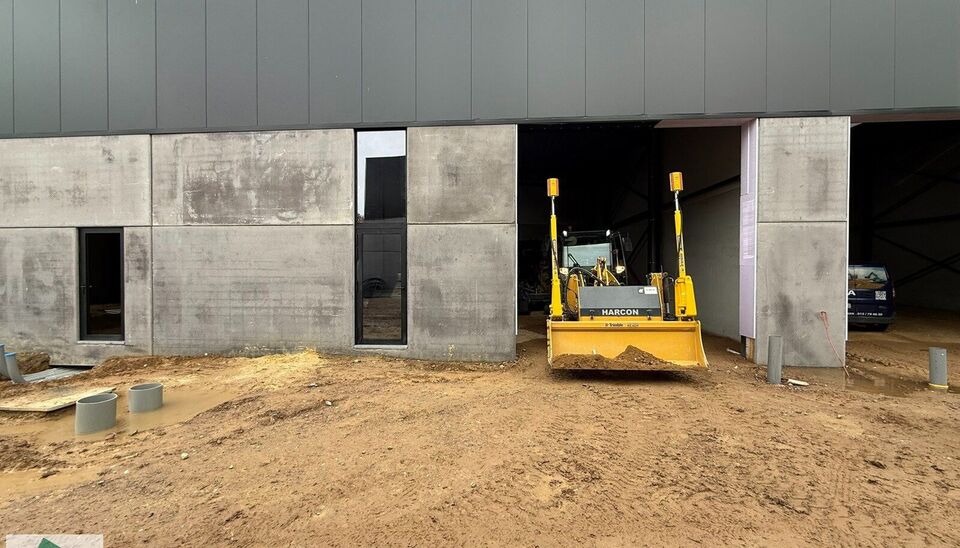 186m² casco magazijn met parking te huur in nieuw bedrijvenpark te Herzele. 
Deze KMO-loods is strategisch gelegen langs de Hoogstraat in Herzele, een vlot bereikbare locatie voor zowel lokale ondernemers als bedrijven die actief zijn in de ruimere regio