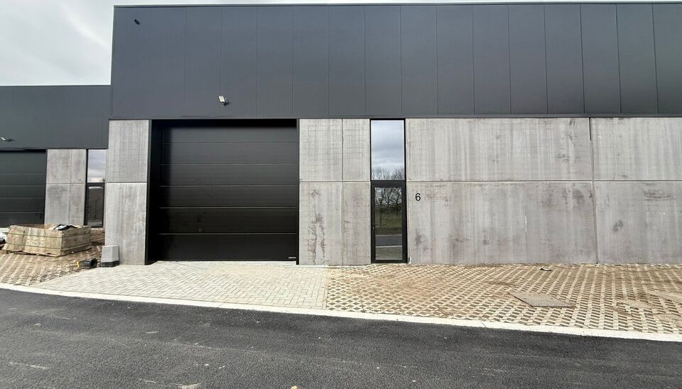 323m&sup2; casco magazijn met parking te huur in nieuw bedrijvenpark te Herzele. 
Deze KMO-loods is strategisch gelegen langs de Hoogstraat in Herzele, een vlot bereikbare locatie voor zowel lokale ondernemers als bedrijven die actief zijn in de ruimere regio