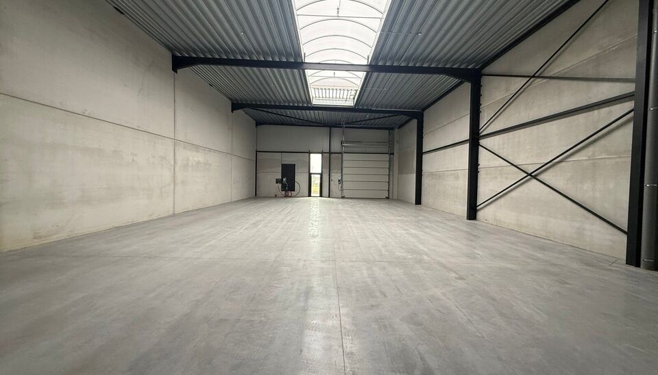 323m&sup2; casco magazijn met parking te huur in nieuw bedrijvenpark te Herzele. 
Deze KMO-loods is strategisch gelegen langs de Hoogstraat in Herzele, een vlot bereikbare locatie voor zowel lokale ondernemers als bedrijven die actief zijn in de ruimere regio