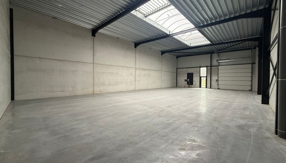 323m&sup2; casco magazijn met parking te huur in nieuw bedrijvenpark te Herzele. 
Deze KMO-loods is strategisch gelegen langs de Hoogstraat in Herzele, een vlot bereikbare locatie voor zowel lokale ondernemers als bedrijven die actief zijn in de ruimere regio