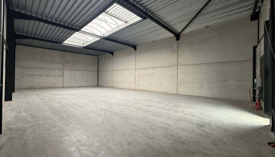 323m&sup2; casco magazijn met parking te huur in nieuw bedrijvenpark te Herzele. 
Deze KMO-loods is strategisch gelegen langs de Hoogstraat in Herzele, een vlot bereikbare locatie voor zowel lokale ondernemers als bedrijven die actief zijn in de ruimere regio