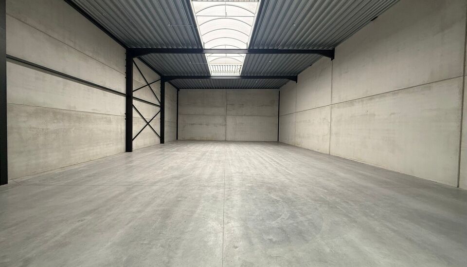 323m&sup2; casco magazijn met parking te huur in nieuw bedrijvenpark te Herzele. 
Deze KMO-loods is strategisch gelegen langs de Hoogstraat in Herzele, een vlot bereikbare locatie voor zowel lokale ondernemers als bedrijven die actief zijn in de ruimere regio
