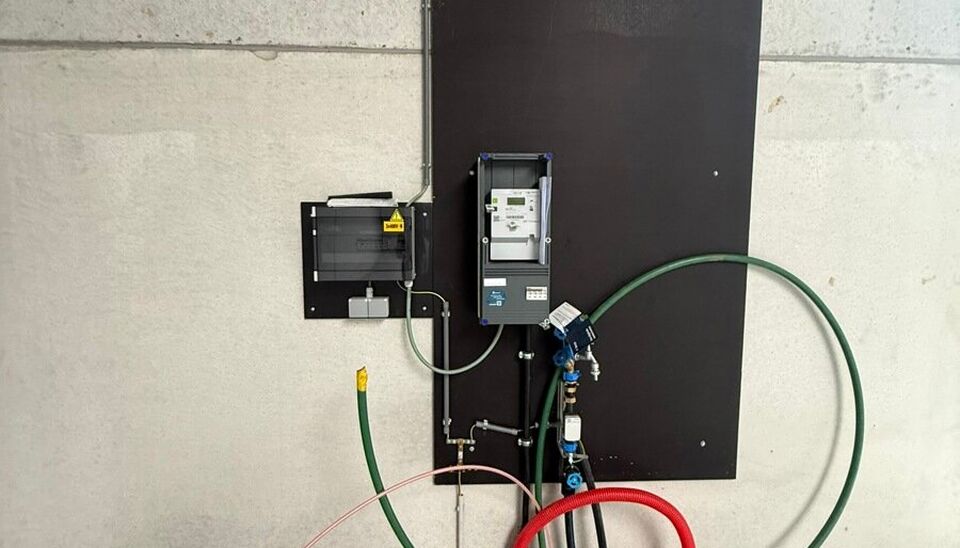 323m&sup2; casco magazijn met parking te huur in nieuw bedrijvenpark te Herzele. 
Deze KMO-loods is strategisch gelegen langs de Hoogstraat in Herzele, een vlot bereikbare locatie voor zowel lokale ondernemers als bedrijven die actief zijn in de ruimere regio