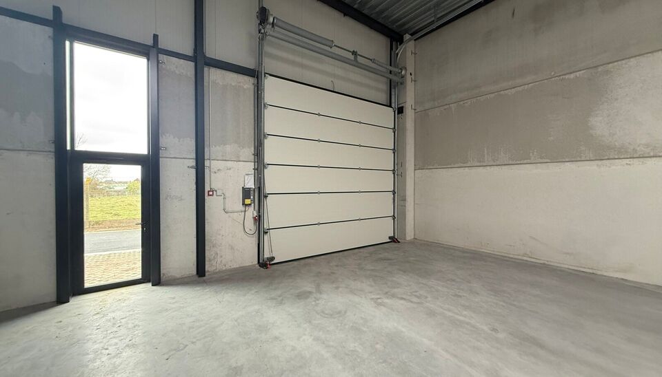 323m&sup2; casco magazijn met parking te huur in nieuw bedrijvenpark te Herzele. 
Deze KMO-loods is strategisch gelegen langs de Hoogstraat in Herzele, een vlot bereikbare locatie voor zowel lokale ondernemers als bedrijven die actief zijn in de ruimere regio