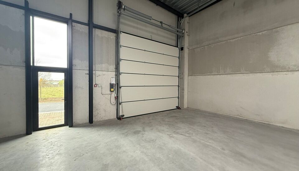 323m&sup2; casco magazijn met parking te huur in nieuw bedrijvenpark te Herzele. 
Deze KMO-loods is strategisch gelegen langs de Hoogstraat in Herzele, een vlot bereikbare locatie voor zowel lokale ondernemers als bedrijven die actief zijn in de ruimere regio