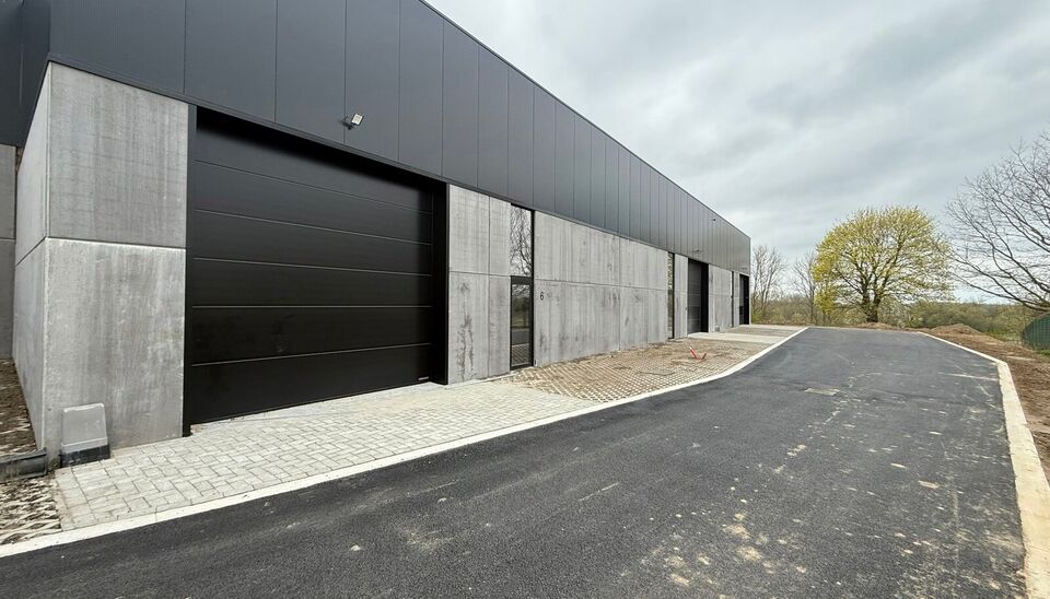 323m&sup2; casco magazijn met parking te huur in nieuw bedrijvenpark te Herzele. 
Deze KMO-loods is strategisch gelegen langs de Hoogstraat in Herzele, een vlot bereikbare locatie voor zowel lokale ondernemers als bedrijven die actief zijn in de ruimere regio