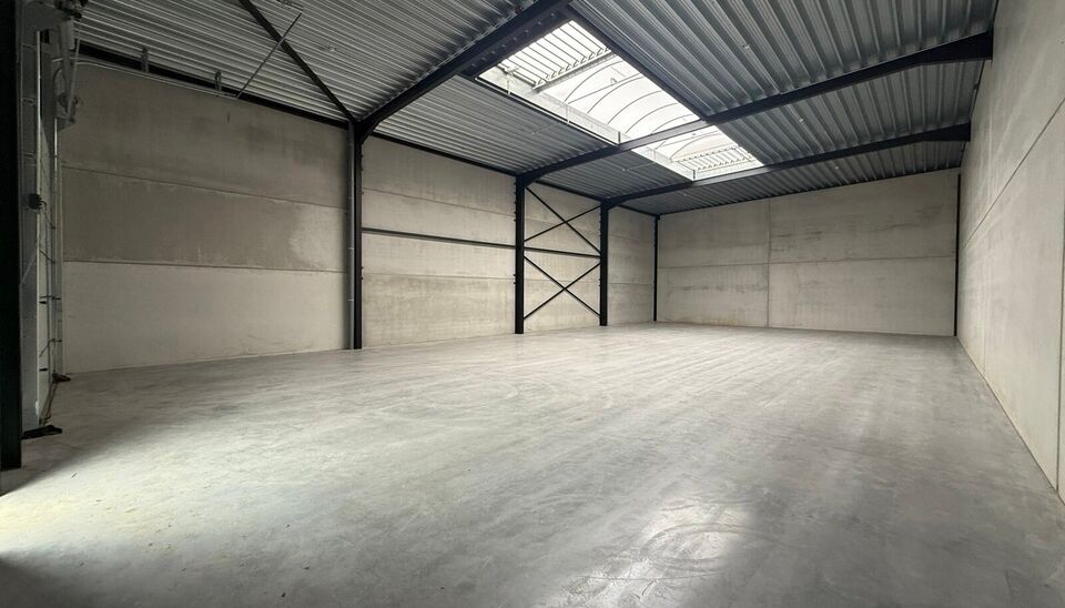 323m&sup2; casco magazijn met parking te huur in nieuw bedrijvenpark te Herzele. 
Deze KMO-loods is strategisch gelegen langs de Hoogstraat in Herzele, een vlot bereikbare locatie voor zowel lokale ondernemers als bedrijven die actief zijn in de ruimere regio