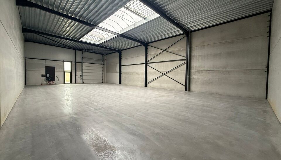 323m&sup2; casco magazijn met parking te huur in nieuw bedrijvenpark te Herzele. 
Deze KMO-loods is strategisch gelegen langs de Hoogstraat in Herzele, een vlot bereikbare locatie voor zowel lokale ondernemers als bedrijven die actief zijn in de ruimere regio