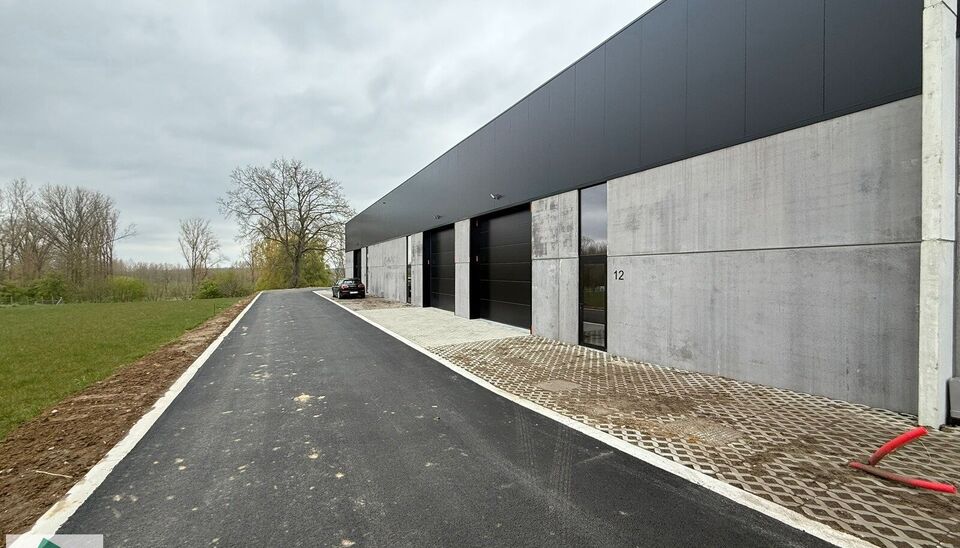 246m&sup2; casco magazijn met parking te huur in nieuw bedrijvenpark te Herzele. 
Deze KMO-loods is strategisch gelegen langs de Hoogstraat in Herzele, een vlot bereikbare locatie voor zowel lokale ondernemers als bedrijven die actief zijn in de ruimere regio
