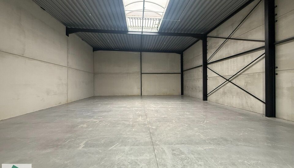 246m&sup2; casco magazijn met parking te huur in nieuw bedrijvenpark te Herzele. 
Deze KMO-loods is strategisch gelegen langs de Hoogstraat in Herzele, een vlot bereikbare locatie voor zowel lokale ondernemers als bedrijven die actief zijn in de ruimere regio