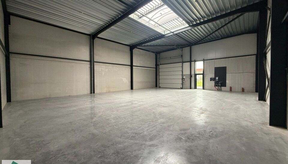 246m&sup2; casco magazijn met parking te huur in nieuw bedrijvenpark te Herzele. 
Deze KMO-loods is strategisch gelegen langs de Hoogstraat in Herzele, een vlot bereikbare locatie voor zowel lokale ondernemers als bedrijven die actief zijn in de ruimere regio