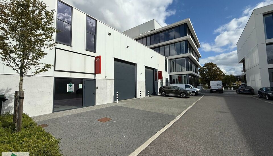 Op een toplocatie in Kontich bieden wij een instapklaar bedrijfsgebouw aan, bestaande uit 252 m² magazijnruimte en 72 m² kantoor (36 m² gelijkvloers met 2 toiletten, incl. toilet voor mindervaliden, en 36 m² op de verdieping).

Het kantoor is stijlvol