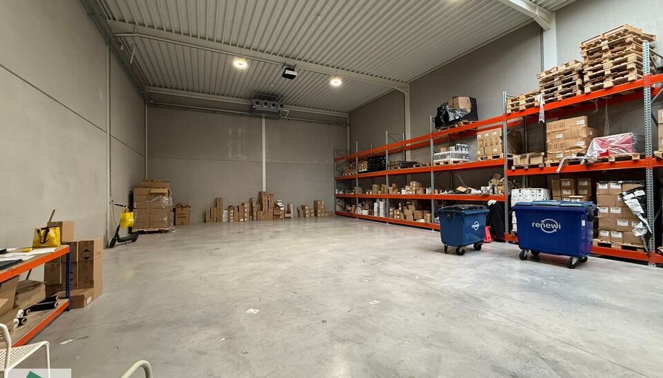 Op een toplocatie in Kontich bieden wij een instapklaar bedrijfsgebouw aan, bestaande uit 252 m² magazijnruimte en 72 m² kantoor (36 m² gelijkvloers met 2 toiletten, incl. toilet voor mindervaliden, en 36 m² op de verdieping).

Het kantoor is stijlvol