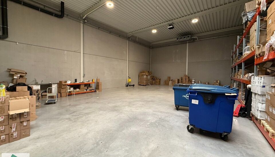 Op een toplocatie in Kontich bieden wij een instapklaar bedrijfsgebouw aan, bestaande uit 252 m² magazijnruimte en 72 m² kantoor (36 m² gelijkvloers met 2 toiletten, incl. toilet voor mindervaliden, en 36 m² op de verdieping).

Het kantoor is stijlvol
