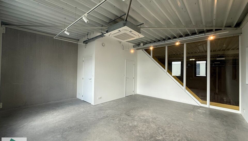 Op een toplocatie in Kontich bieden wij een instapklaar bedrijfsgebouw aan, bestaande uit 252 m² magazijnruimte en 72 m² kantoor (36 m² gelijkvloers met 2 toiletten, incl. toilet voor mindervaliden, en 36 m² op de verdieping).

Het kantoor is stijlvol