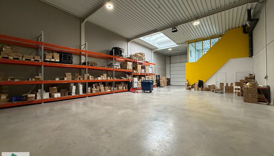 Op een toplocatie in Kontich bieden wij een instapklaar bedrijfsgebouw aan, bestaande uit 252 m² magazijnruimte en 72 m² kantoor (36 m² gelijkvloers met 2 toiletten, incl. toilet voor mindervaliden, en 36 m² op de verdieping).

Het kantoor is stijlvol