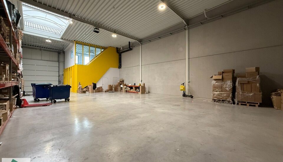 Op een toplocatie in Kontich bieden wij een instapklaar bedrijfsgebouw aan, bestaande uit 252 m² magazijnruimte en 72 m² kantoor (36 m² gelijkvloers met 2 toiletten, incl. toilet voor mindervaliden, en 36 m² op de verdieping).

Het kantoor is stijlvol