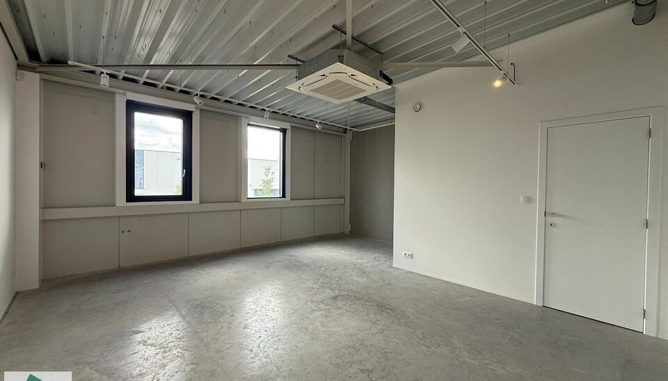 Op een toplocatie in Kontich bieden wij een instapklaar bedrijfsgebouw aan, bestaande uit 252 m² magazijnruimte en 72 m² kantoor (36 m² gelijkvloers met 2 toiletten, incl. toilet voor mindervaliden, en 36 m² op de verdieping).

Het kantoor is stijlvol