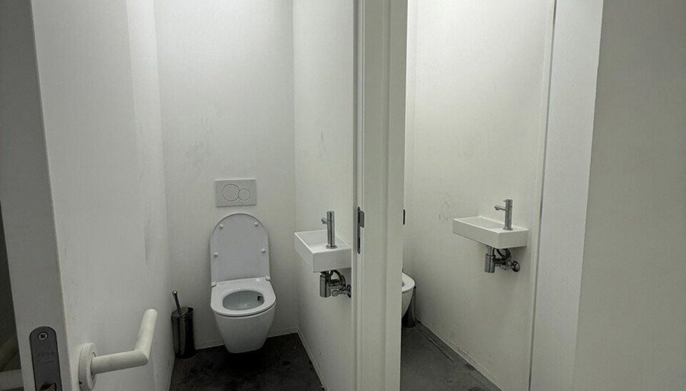Op een toplocatie in Kontich bieden wij een instapklaar bedrijfsgebouw aan, bestaande uit 252 m² magazijnruimte en 72 m² kantoor (36 m² gelijkvloers met 2 toiletten, incl. toilet voor mindervaliden, en 36 m² op de verdieping).

Het kantoor is stijlvol