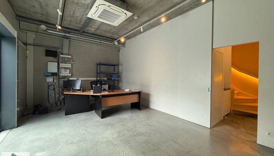 Op een toplocatie in Kontich bieden wij een instapklaar bedrijfsgebouw aan, bestaande uit 252 m² magazijnruimte en 72 m² kantoor (36 m² gelijkvloers met 2 toiletten, incl. toilet voor mindervaliden, en 36 m² op de verdieping).

Het kantoor is stijlvol