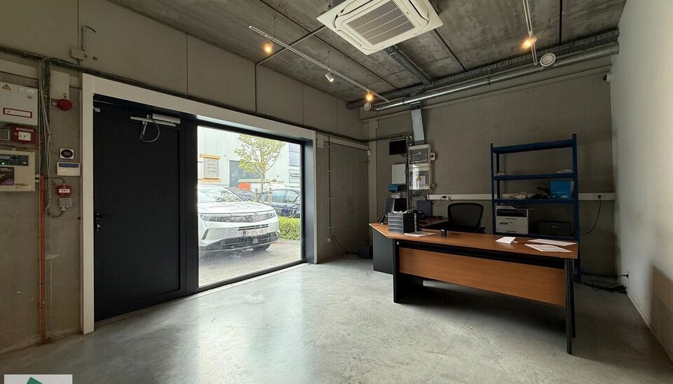 Op een toplocatie in Kontich bieden wij een instapklaar bedrijfsgebouw aan, bestaande uit 252 m² magazijnruimte en 72 m² kantoor (36 m² gelijkvloers met 2 toiletten, incl. toilet voor mindervaliden, en 36 m² op de verdieping).

Het kantoor is stijlvol