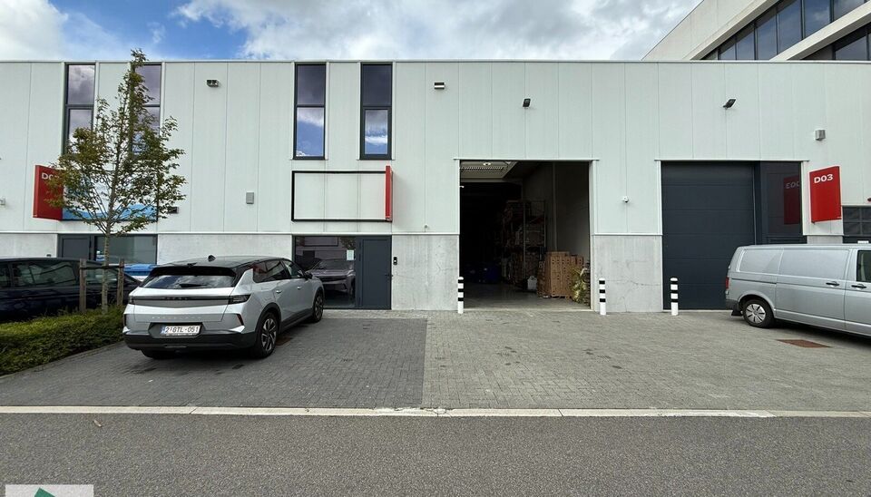 Op een toplocatie in Kontich bieden wij een instapklaar bedrijfsgebouw aan, bestaande uit 252 m² magazijnruimte en 72 m² kantoor (36 m² gelijkvloers met 2 toiletten, incl. toilet voor mindervaliden, en 36 m² op de verdieping).

Het kantoor is stijlvol