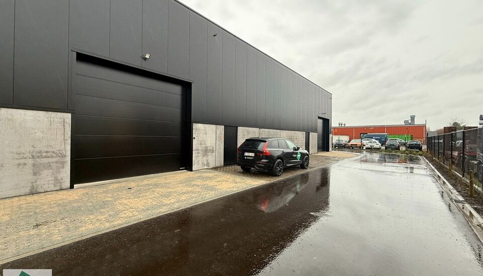 208m² loods met 1 parkeerplaats te huur in Kontich, gelegen in bedrijvenpark Heiveldekens, binnen de gouden driehoek (Antwerpen, Brussel en Gent). 
Vlotte bereikbaarheid, dichtbij de E19 en met een goede ontsluiting via de A12 en de R0 (ring rond Brussel