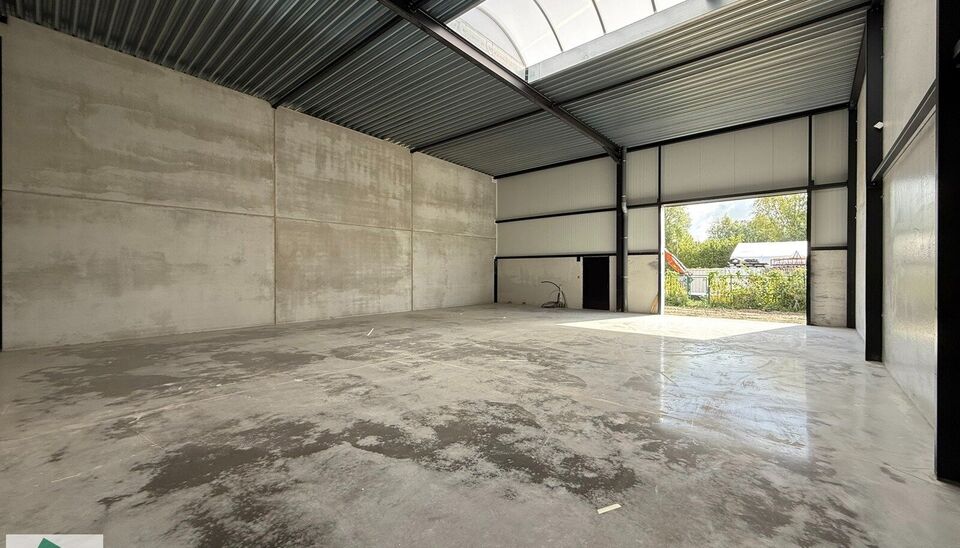 208m² loods met 1 parkeerplaats te huur in Kontich, gelegen in bedrijvenpark Heiveldekens, binnen de gouden driehoek (Antwerpen, Brussel en Gent). 
Vlotte bereikbaarheid, dichtbij de E19 en met een goede ontsluiting via de A12 en de R0 (ring rond Brussel