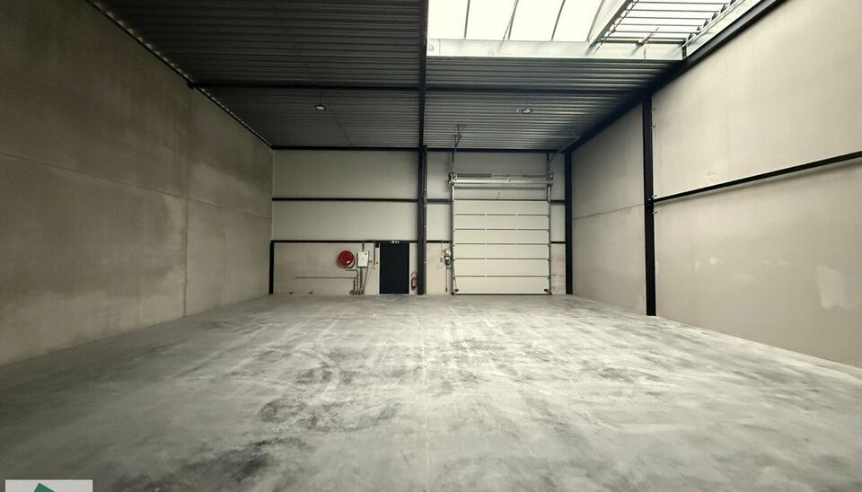 208m² loods met 1 parkeerplaats te huur in Kontich, gelegen in bedrijvenpark Heiveldekens, binnen de gouden driehoek (Antwerpen, Brussel en Gent). 
Vlotte bereikbaarheid, dichtbij de E19 en met een goede ontsluiting via de A12 en de R0 (ring rond Brussel