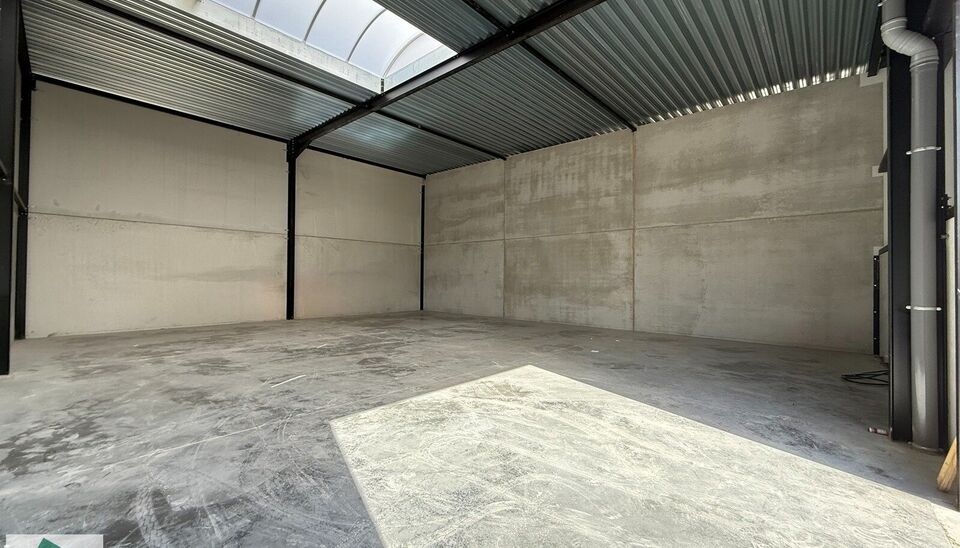 208m² loods met 1 parkeerplaats te huur in Kontich, gelegen in bedrijvenpark Heiveldekens, binnen de gouden driehoek (Antwerpen, Brussel en Gent). 
Vlotte bereikbaarheid, dichtbij de E19 en met een goede ontsluiting via de A12 en de R0 (ring rond Brussel