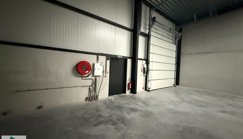 208m² loods met 1 parkeerplaats te huur in Kontich, gelegen in bedrijvenpark Heiveldekens, binnen de gouden driehoek (Antwerpen, Brussel en Gent). 
Vlotte bereikbaarheid, dichtbij de E19 en met een goede ontsluiting via de A12 en de R0 (ring rond Brussel