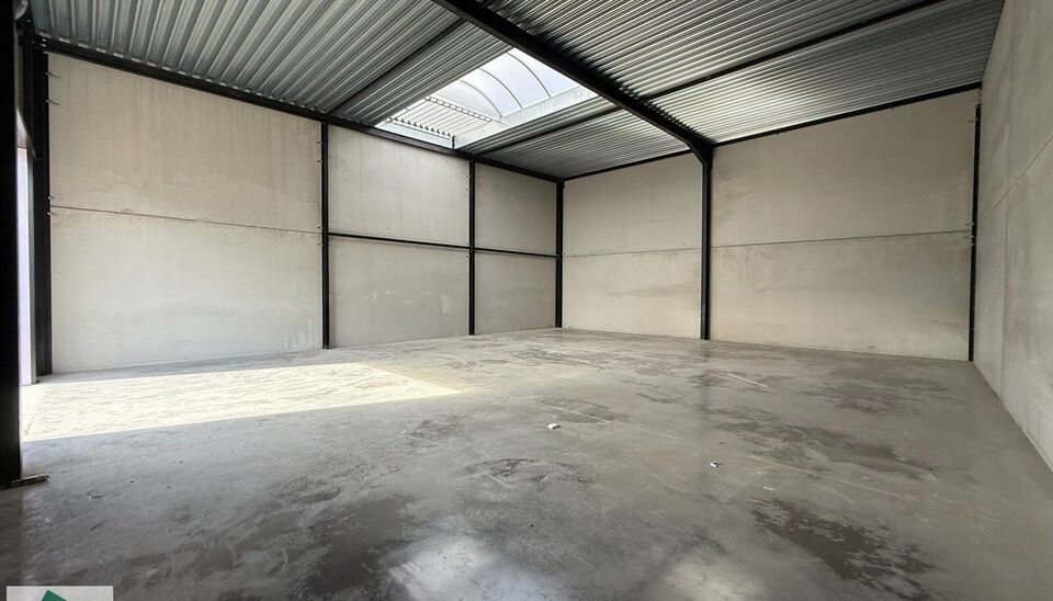 208m² loods met 1 parkeerplaats te huur in Kontich, gelegen in bedrijvenpark Heiveldekens, binnen de gouden driehoek (Antwerpen, Brussel en Gent). 
Vlotte bereikbaarheid, dichtbij de E19 en met een goede ontsluiting via de A12 en de R0 (ring rond Brussel