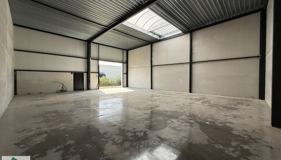 208m² loods met 1 parkeerplaats te huur in Kontich, gelegen in bedrijvenpark Heiveldekens, binnen de gouden driehoek (Antwerpen, Brussel en Gent). 
Vlotte bereikbaarheid, dichtbij de E19 en met een goede ontsluiting via de A12 en de R0 (ring rond Brussel