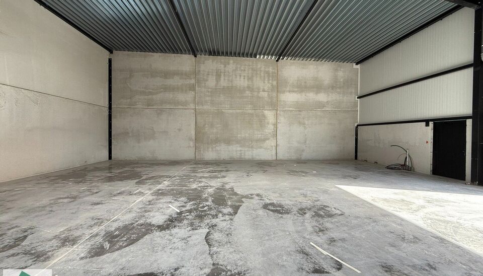 208m² loods met 1 parkeerplaats te huur in Kontich, gelegen in bedrijvenpark Heiveldekens, binnen de gouden driehoek (Antwerpen, Brussel en Gent). 
Vlotte bereikbaarheid, dichtbij de E19 en met een goede ontsluiting via de A12 en de R0 (ring rond Brussel